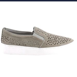 VIONIC MIDI PERFORATED SLIP ON SNEAKER SIZE 6.5